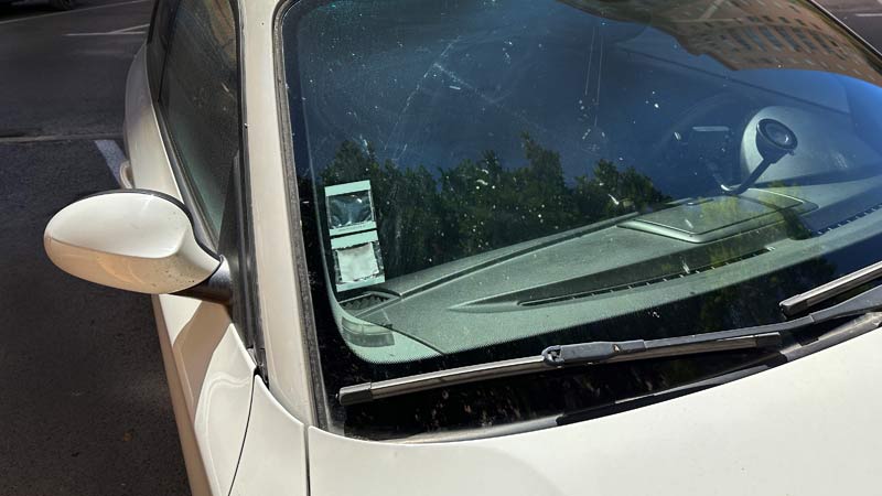 selo do seguro automóvel no para-brisas do carro